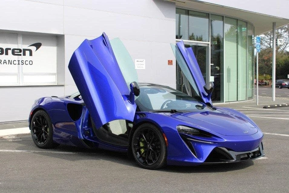 2025 McLaren Artura - Image 11 of 31