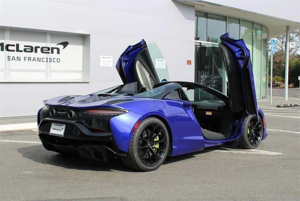 2025 McLaren Artura - Image 18 of 31