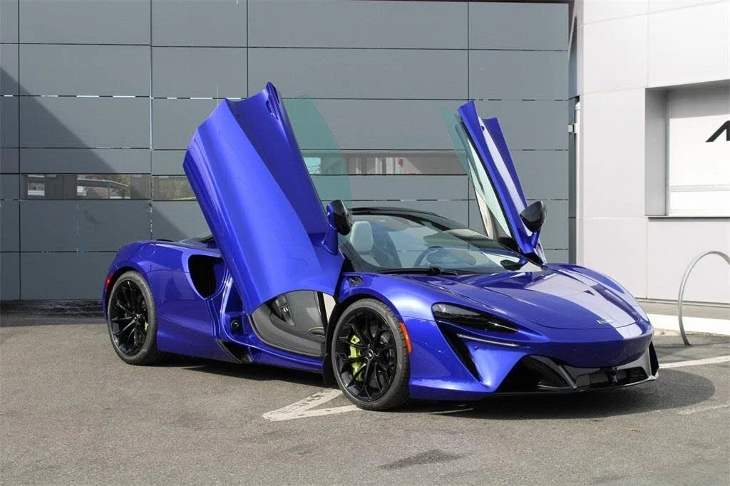 2025 McLaren Artura - Image 17 of 31