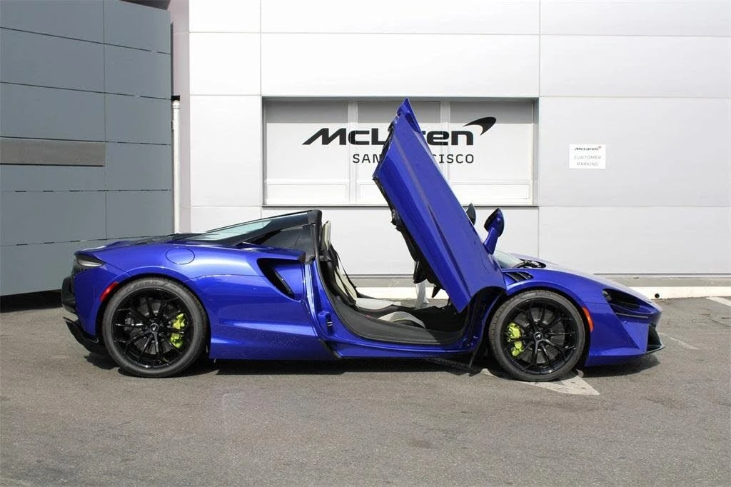 2025 McLaren Artura - Image 19 of 31