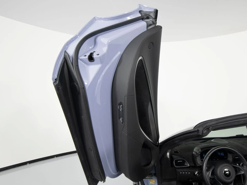 2025 McLaren Artura - Image 11 of 31
