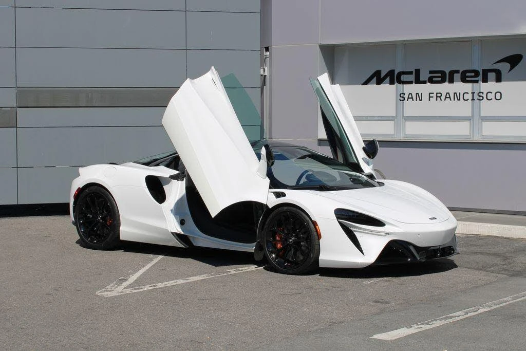2025 McLaren Artura - Image 19 of 31