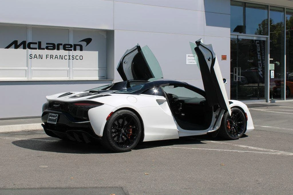 2025 McLaren Artura - Image 17 of 31
