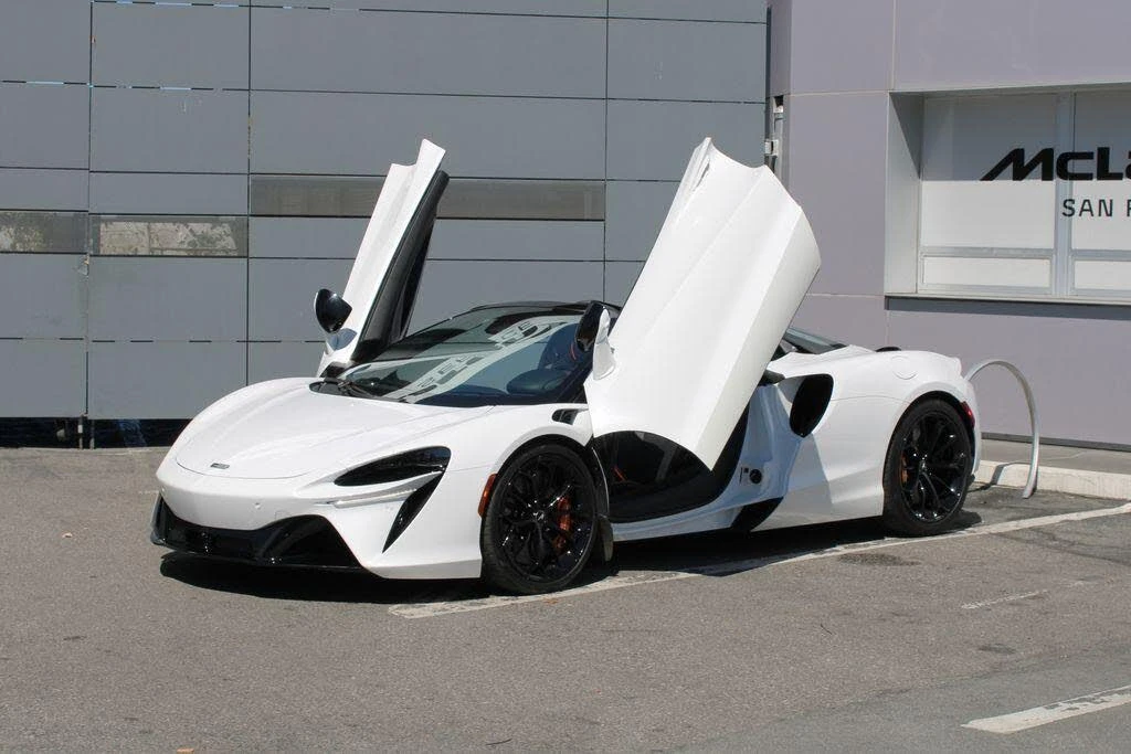 2025 McLaren Artura - Image 29 of 31