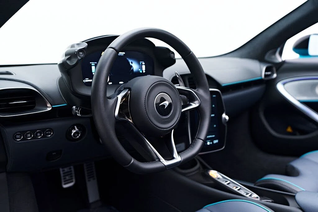 2025 McLaren Artura - Image 17 of 31