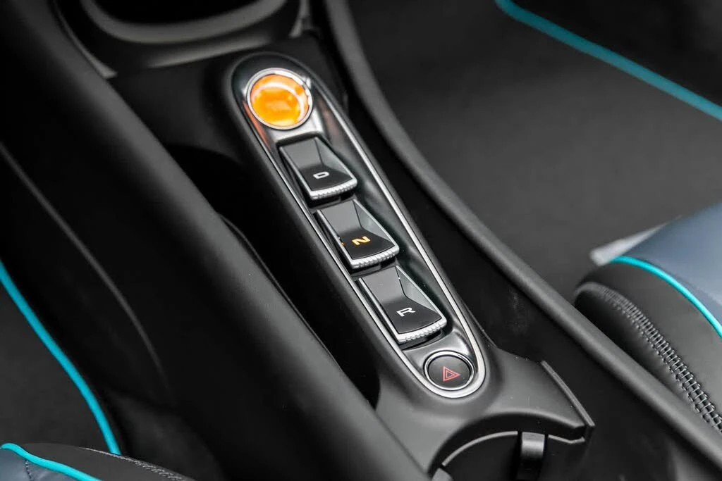 2025 McLaren Artura - Image 17 of 31