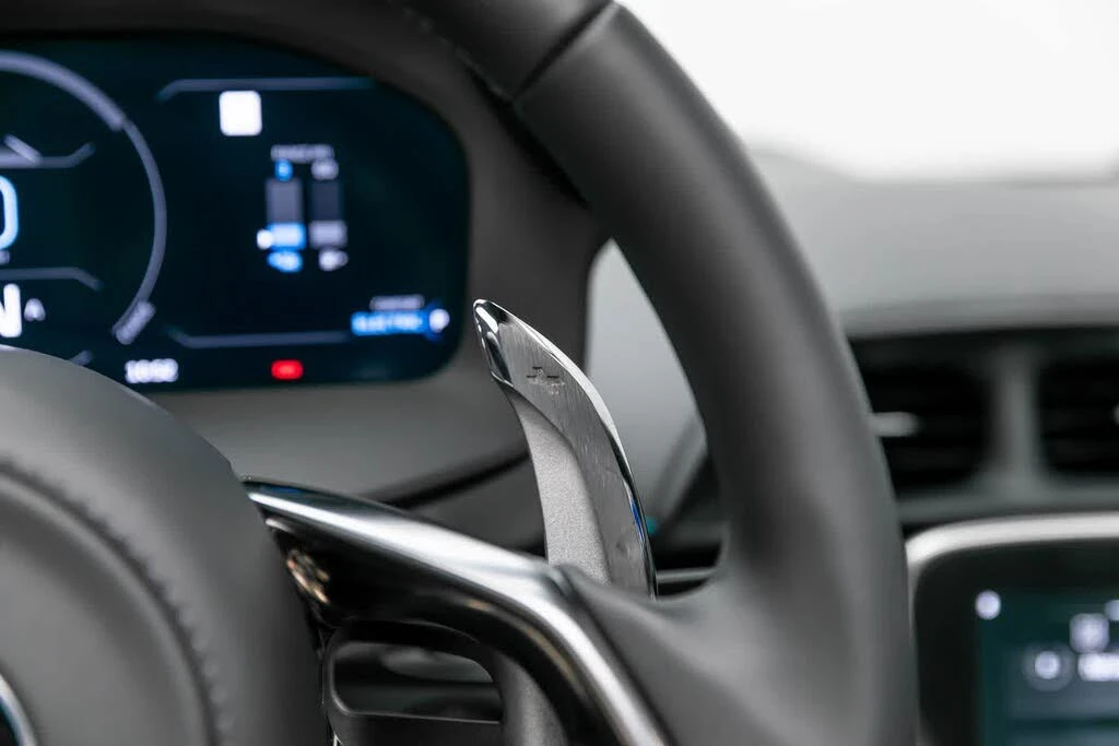2025 McLaren Artura - Image 29 of 31