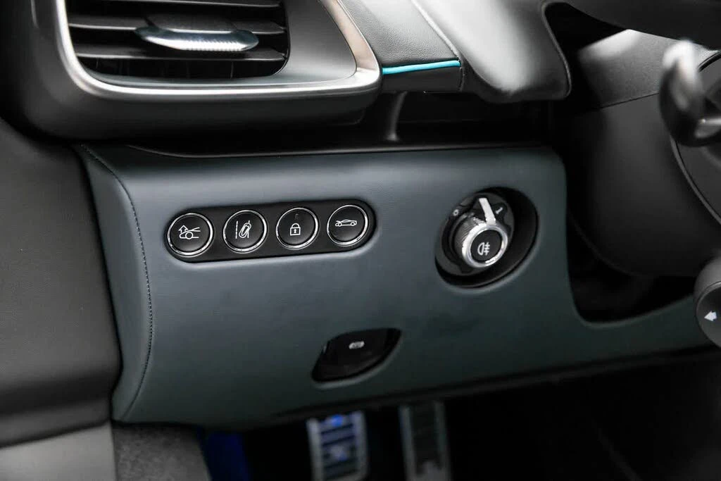 2025 McLaren Artura - Image 27 of 31