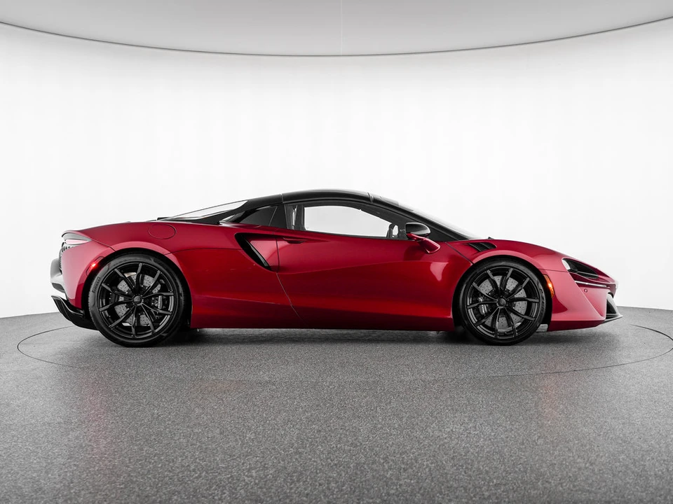 2025 McLaren Artura - Image 19 of 31