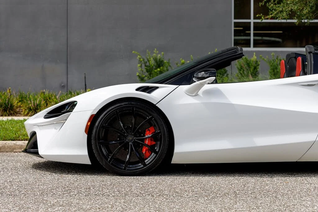 2025 McLaren Artura - Image 29 of 31