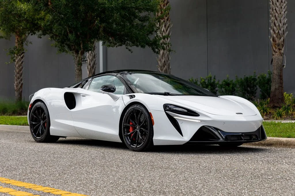 2025 McLaren Artura - Image 2 of 31