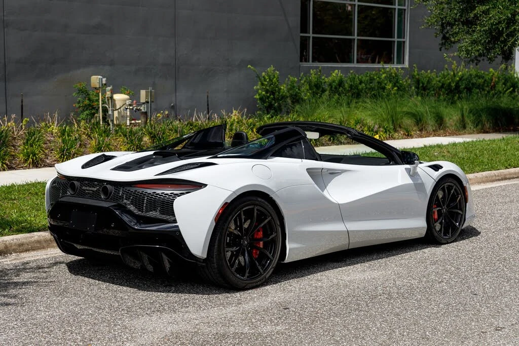 2025 McLaren Artura - Image 13 of 31