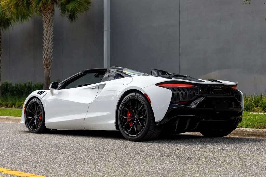 2025 McLaren Artura - Image 27 of 31