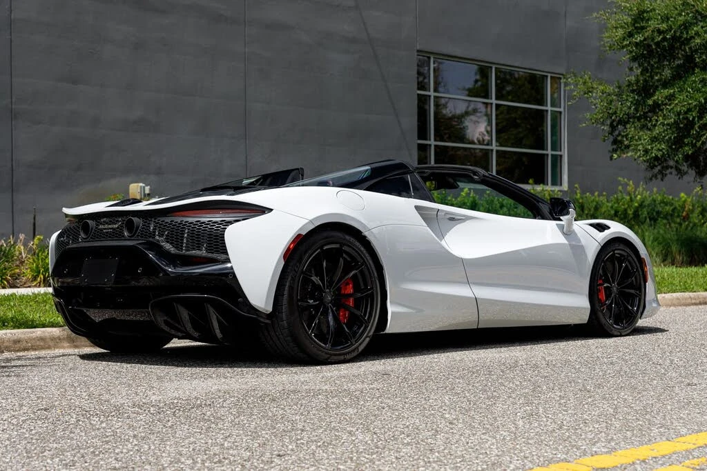 2025 McLaren Artura - Image 14 of 31