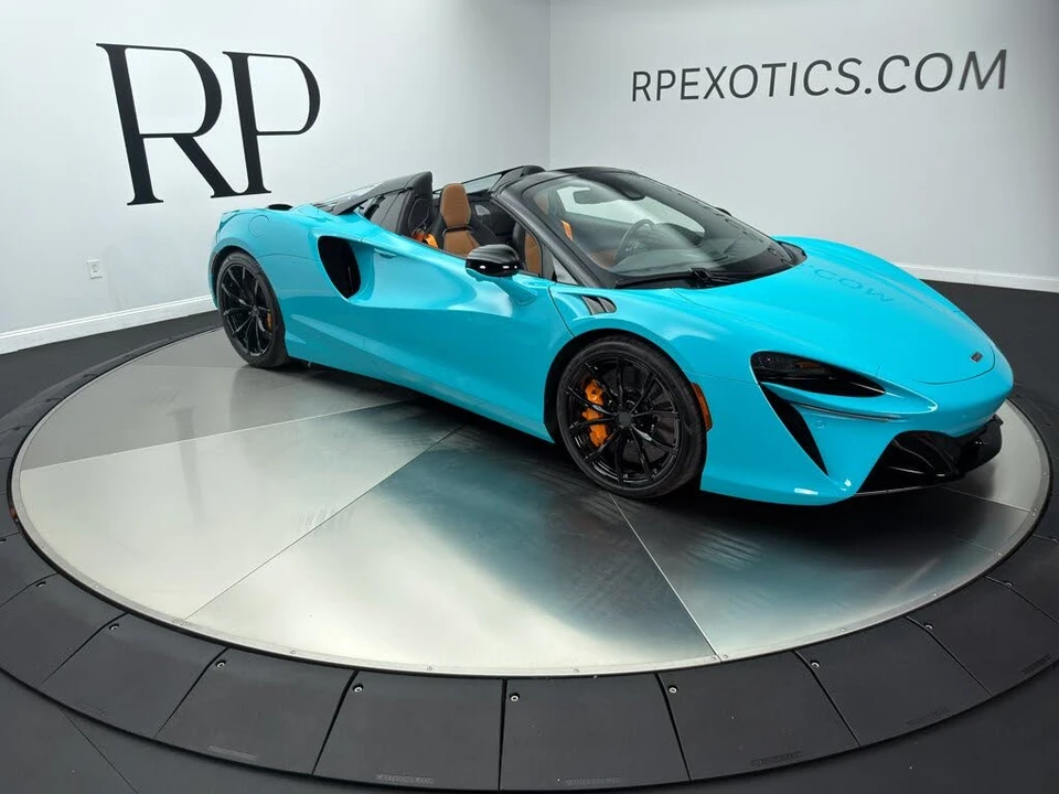 2025 McLaren Artura - Image 8 of 31