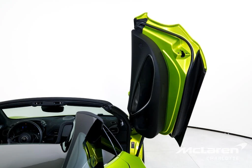 2025 McLaren Artura - Image 18 of 29