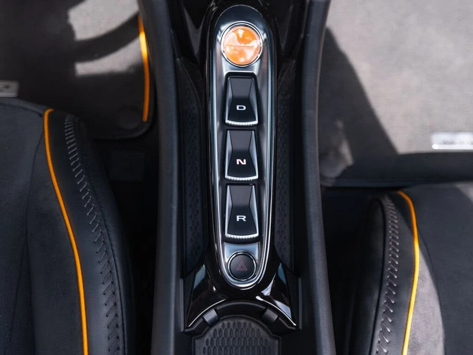 2025 McLaren Artura - Image 18 of 31