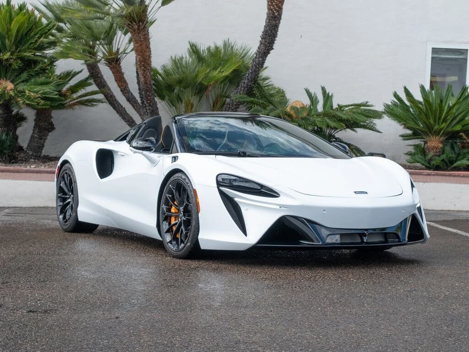 2025 McLaren Artura - Image 29 of 31
