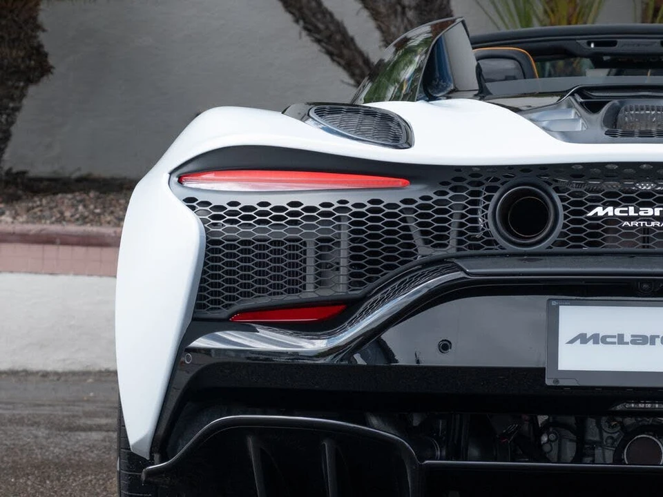 2025 McLaren Artura - Image 30 of 31