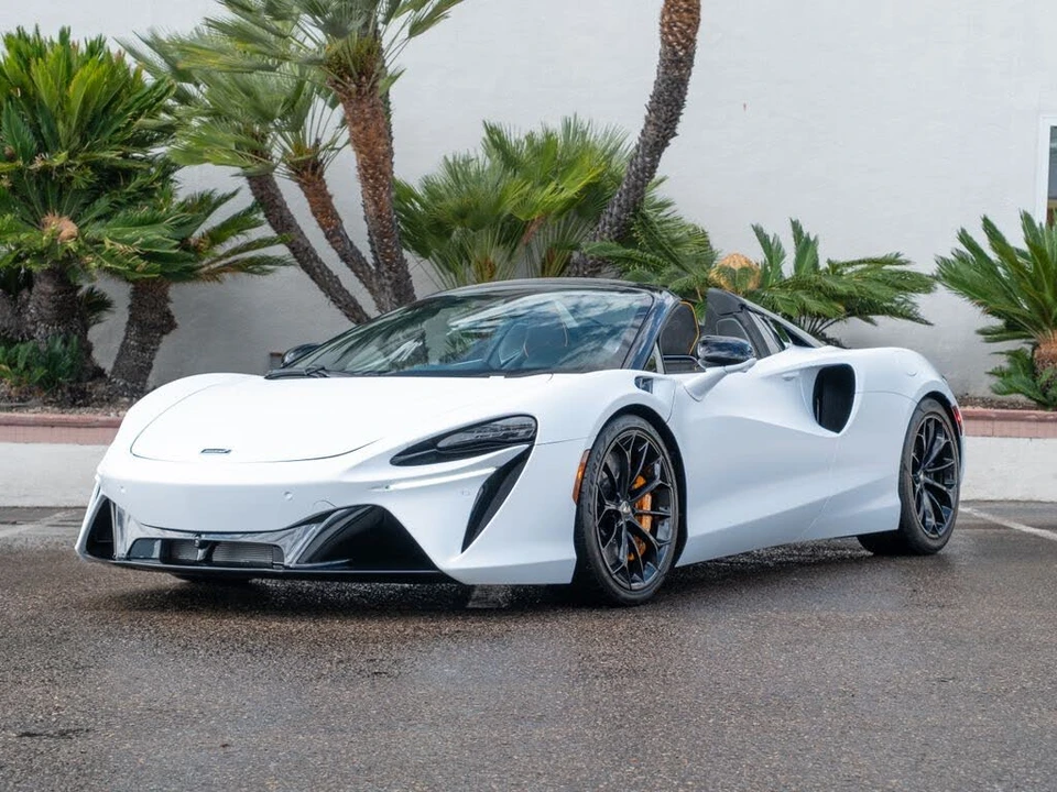 2025 McLaren Artura - Image 27 of 31