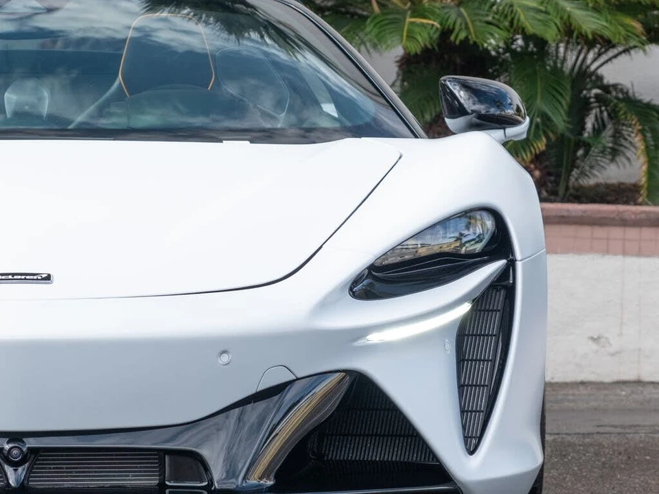 2025 McLaren Artura - Image 28 of 31