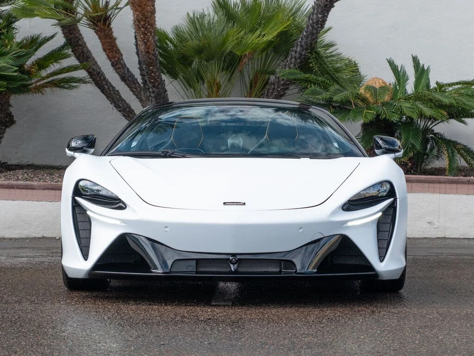 2025 McLaren Artura - Image 2 of 31