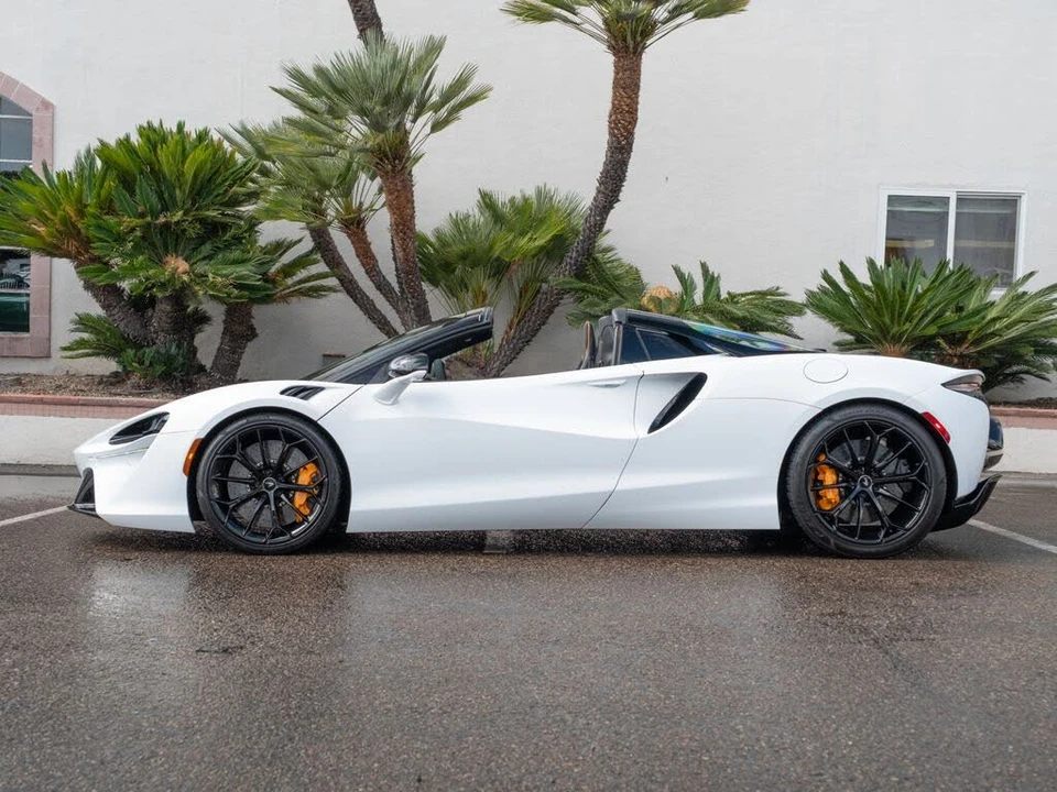 2025 McLaren Artura - Image 3 of 31