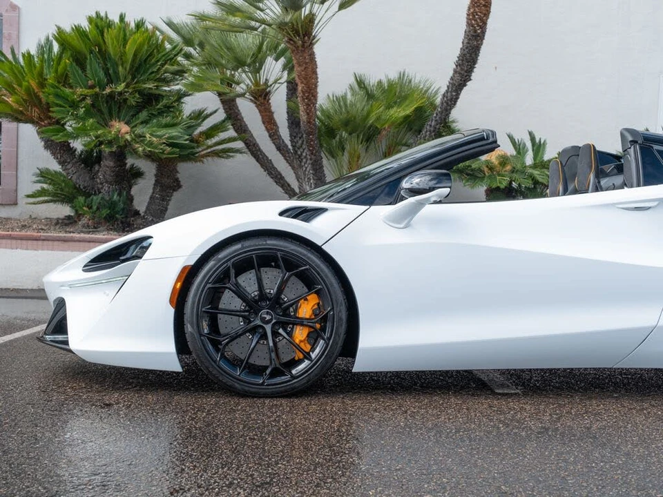 2025 McLaren Artura - Image 24 of 31