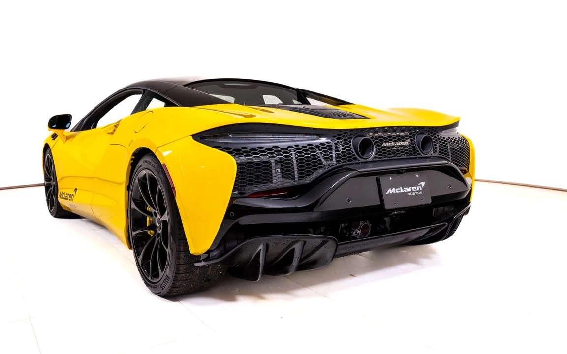 2025 McLaren Artura - Image 11 of 24