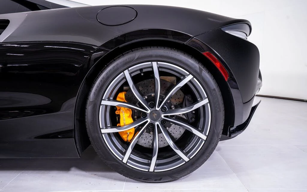2025 McLaren Artura Spider - Image 15 of 22