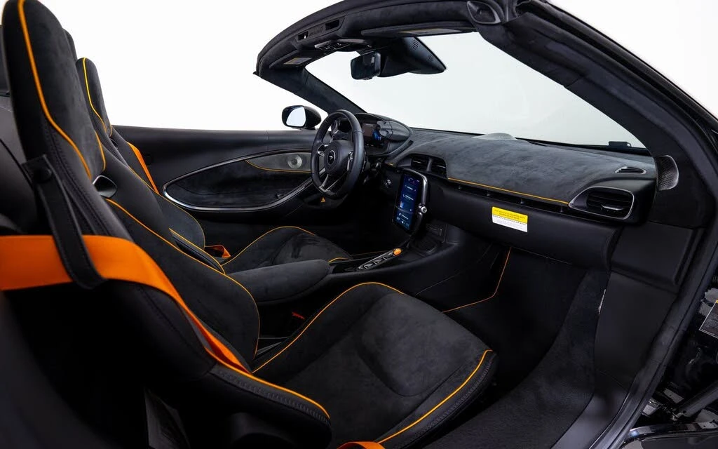 2025 McLaren Artura Spider - Image 21 of 22