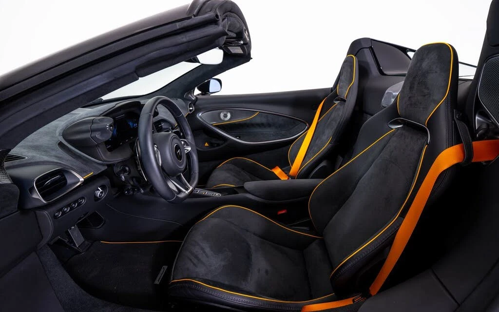 2025 McLaren Artura Spider - Image 19 of 22