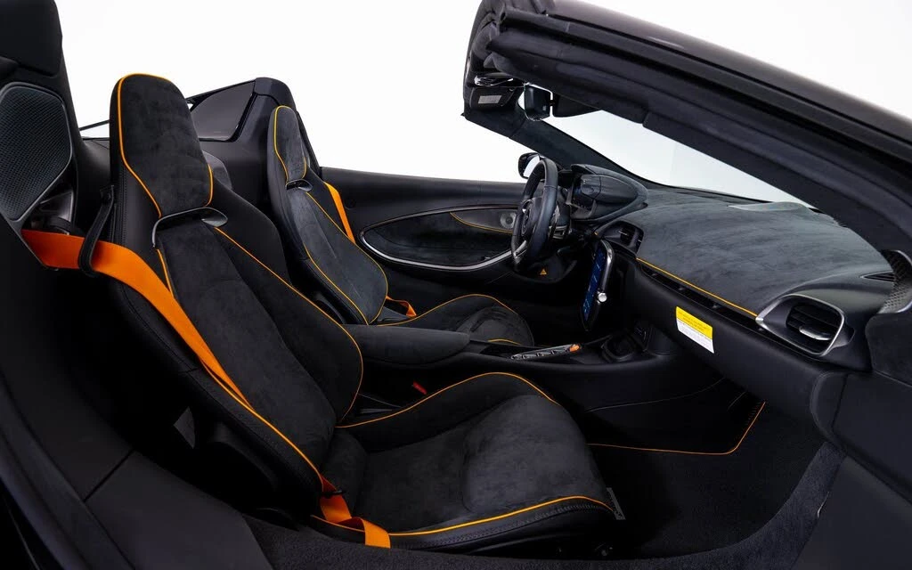 2025 McLaren Artura Spider - Image 20 of 22