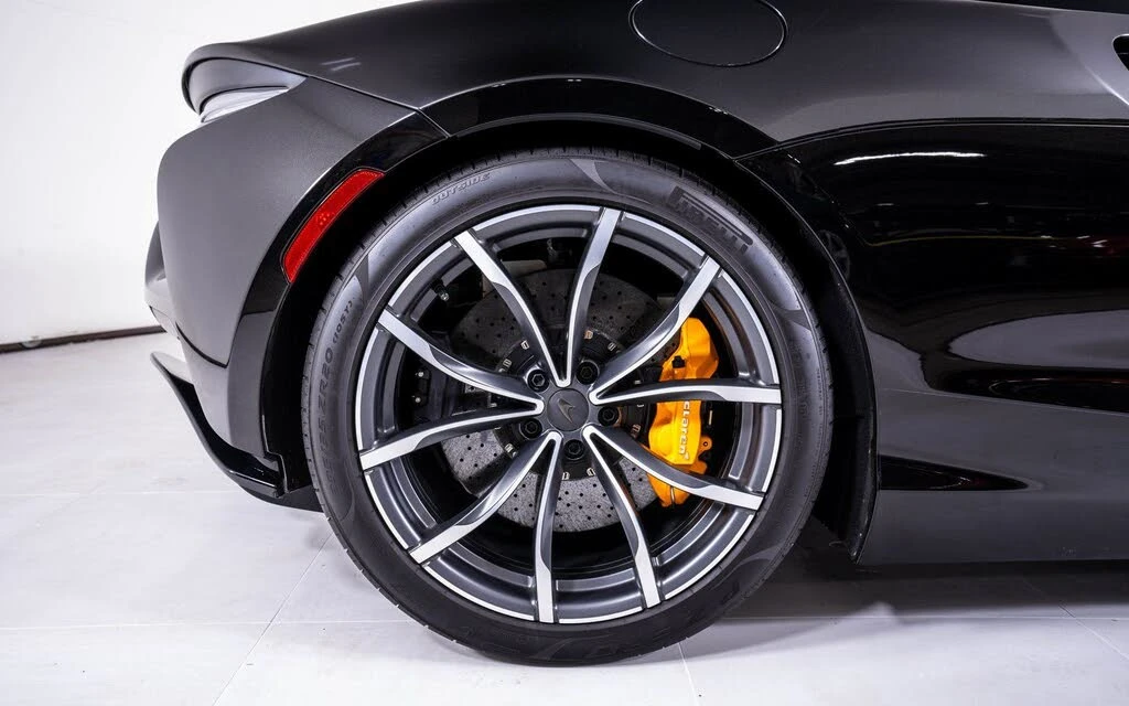 2025 McLaren Artura Spider - Image 16 of 22