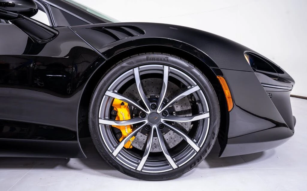 2025 McLaren Artura Spider - Image 17 of 22