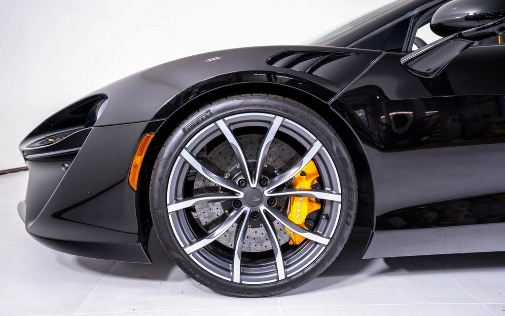 2025 McLaren Artura Spider - Image 14 of 22