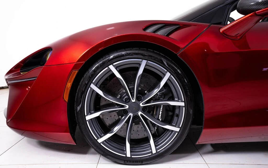 2025 McLaren Artura Spider - Image 18 of 27