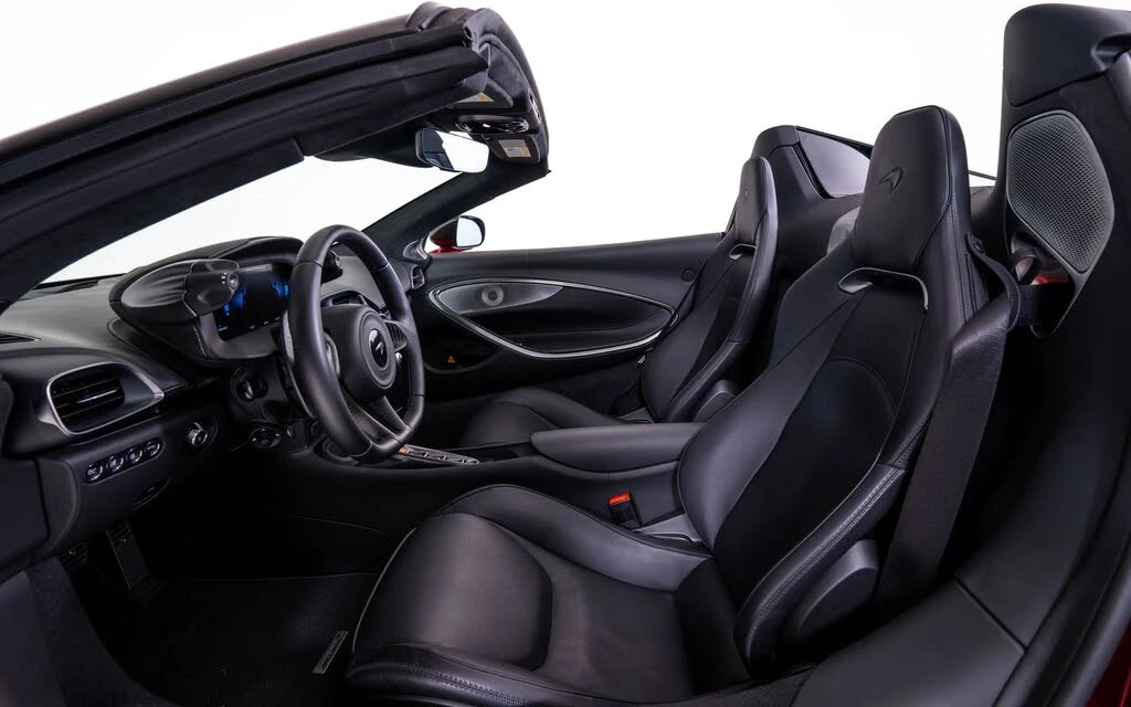 2025 McLaren Artura Spider - Image 24 of 27