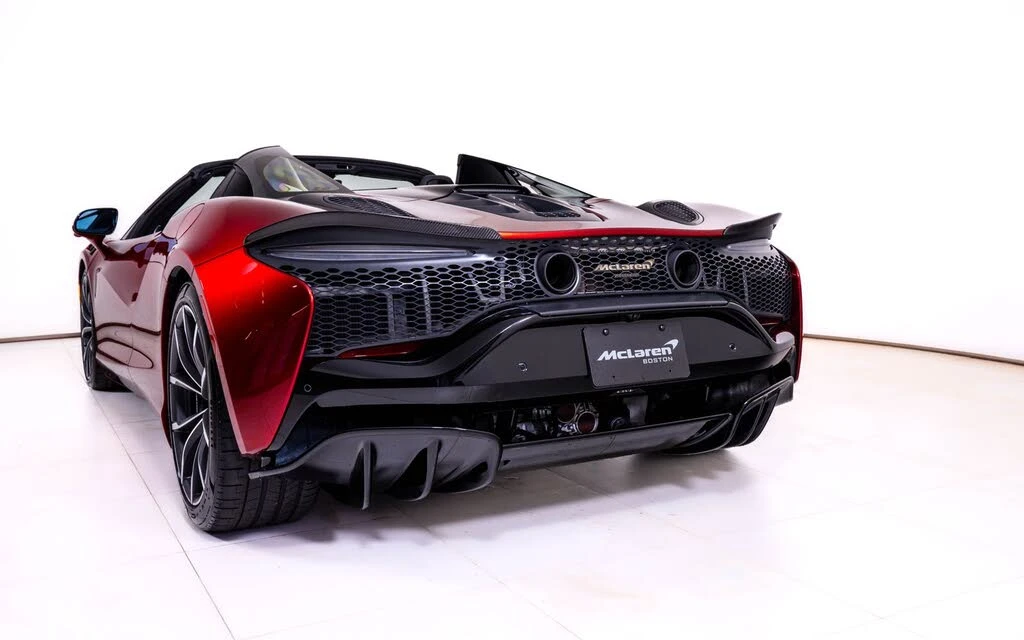 2025 McLaren Artura Spider - Image 13 of 27