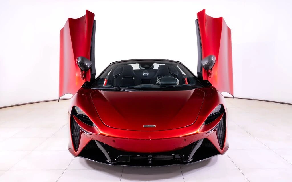 2025 McLaren Artura Spider - Image 11 of 27