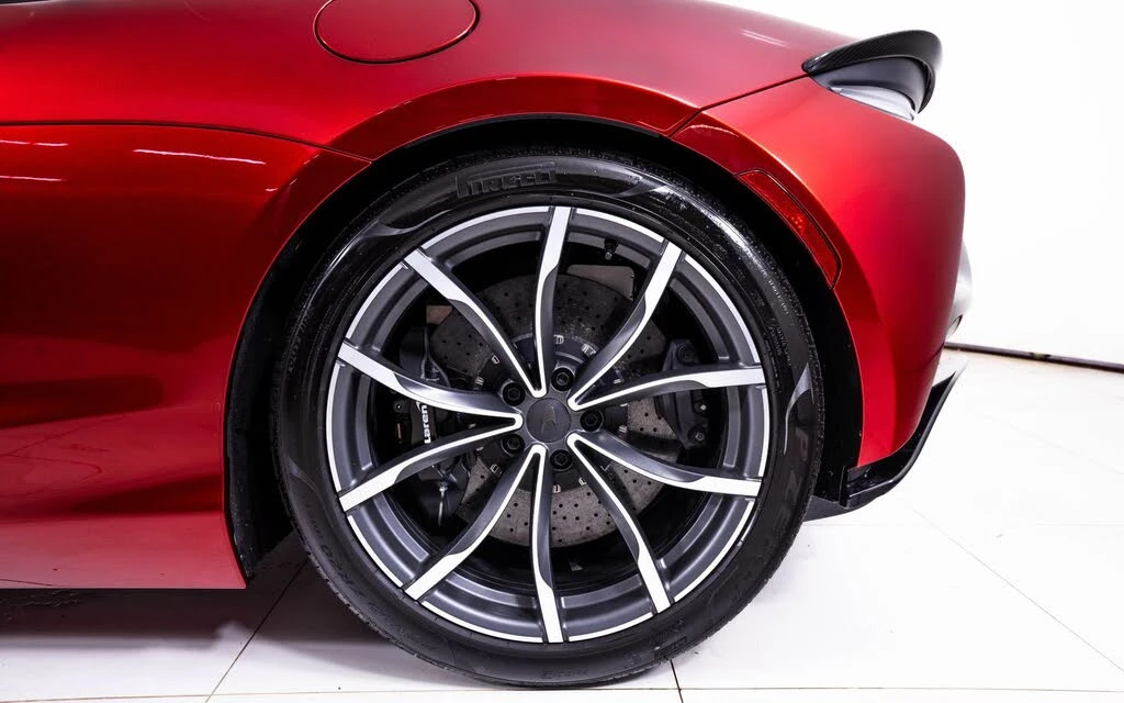 2025 McLaren Artura Spider - Image 19 of 27