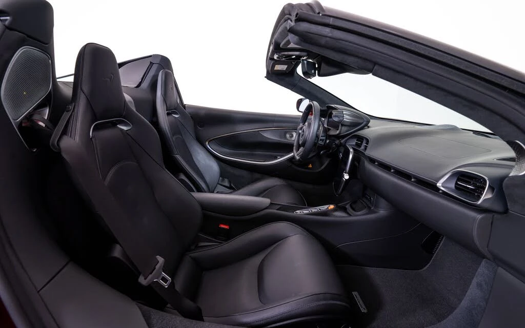2025 McLaren Artura Spider - Image 25 of 27