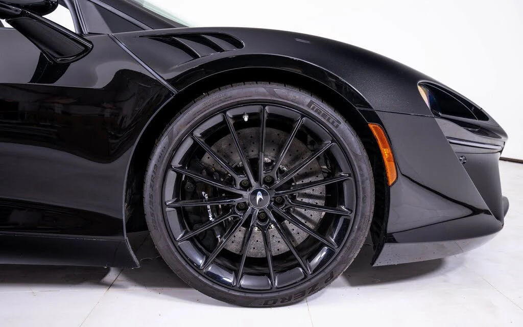 2025 McLaren Artura Spider - Image 17 of 22
