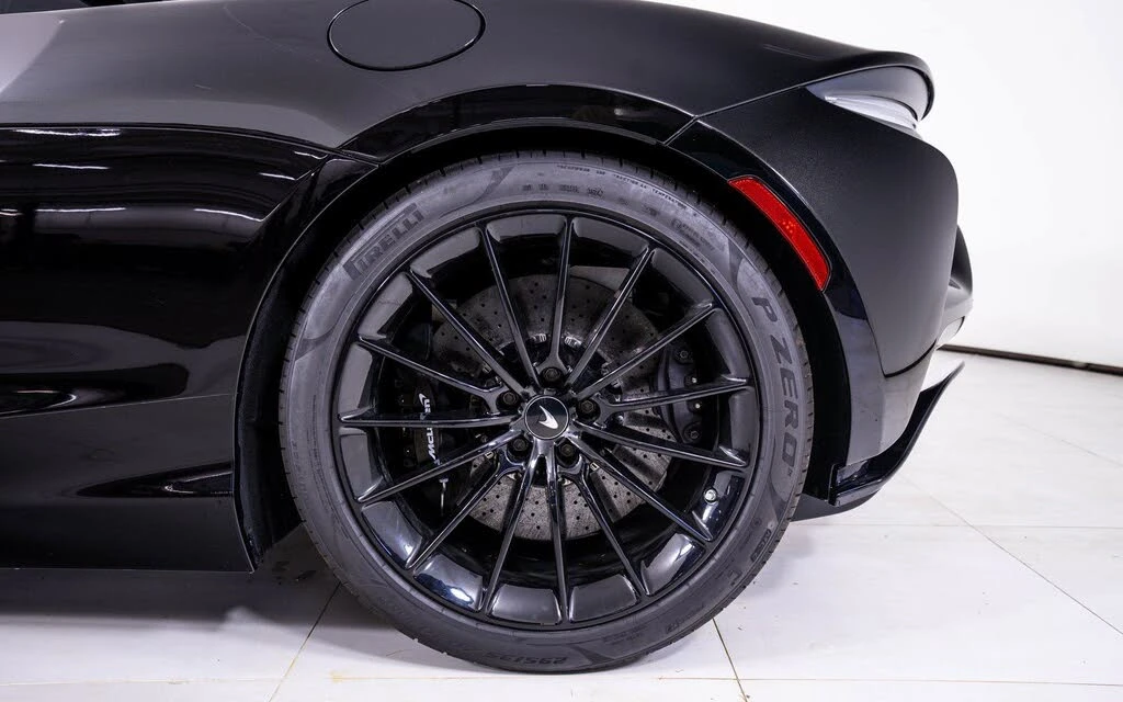 2025 McLaren Artura Spider - Image 15 of 22