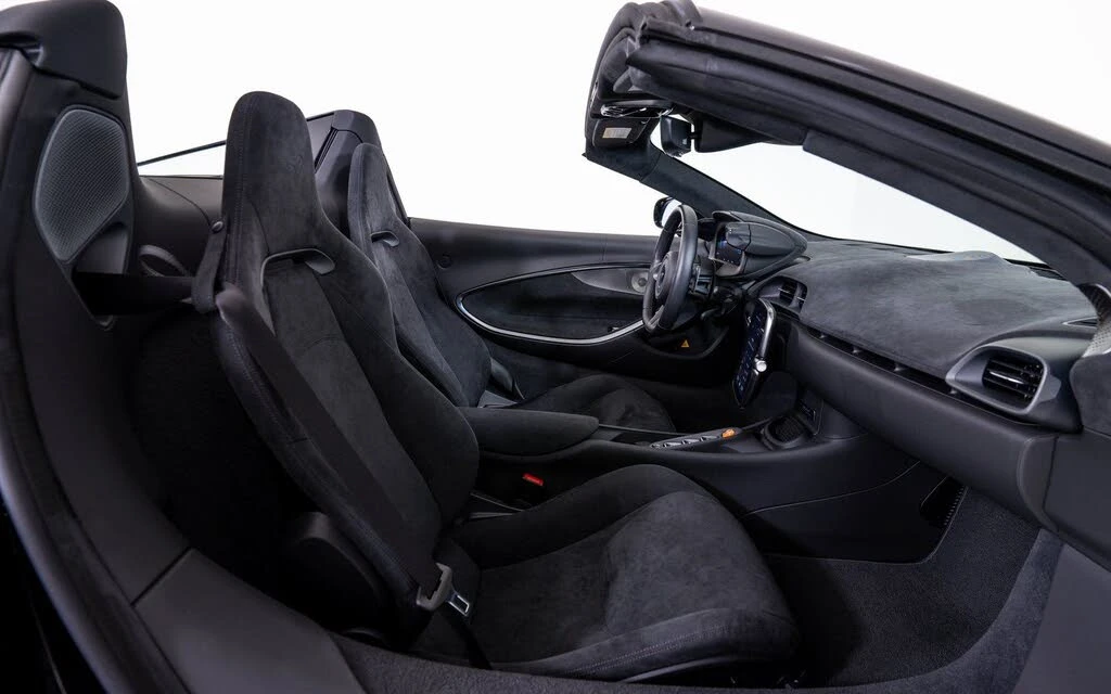 2025 McLaren Artura Spider - Image 20 of 22