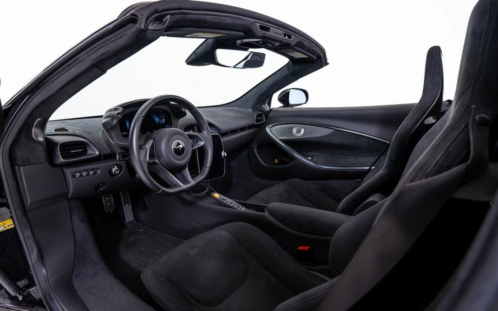 2025 McLaren Artura Spider - Image 18 of 22