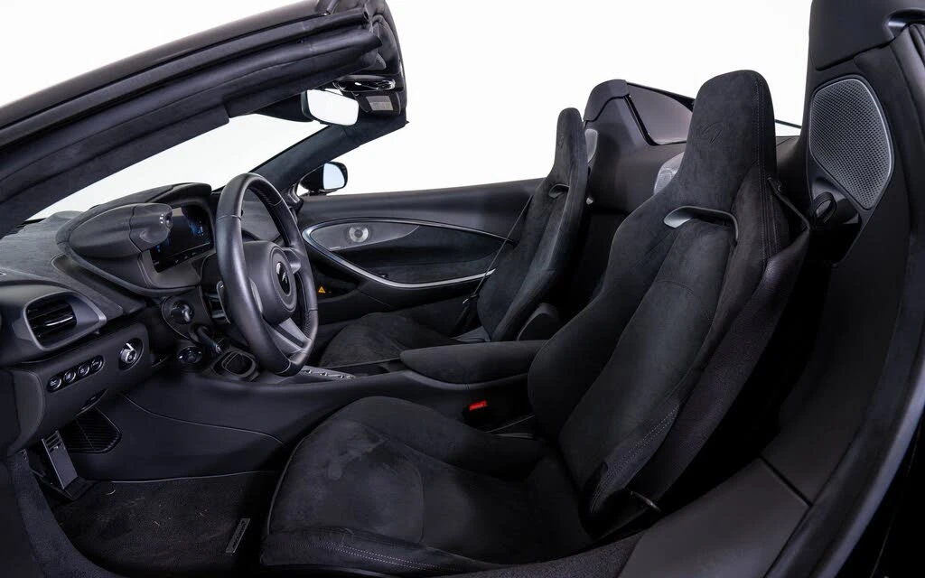 2025 McLaren Artura Spider - Image 19 of 22