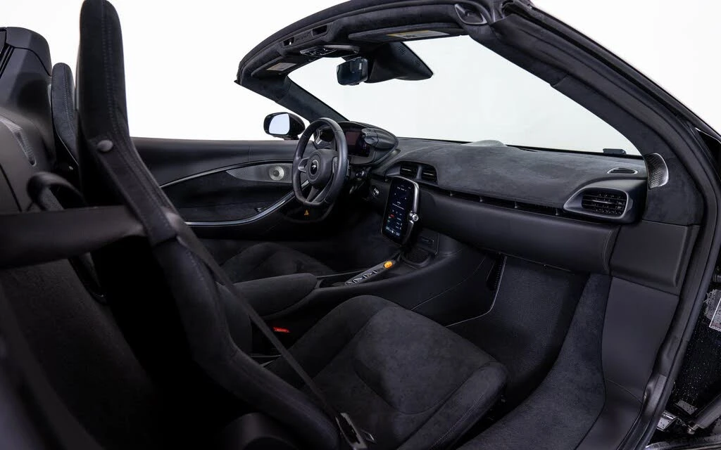 2025 McLaren Artura Spider - Image 21 of 22