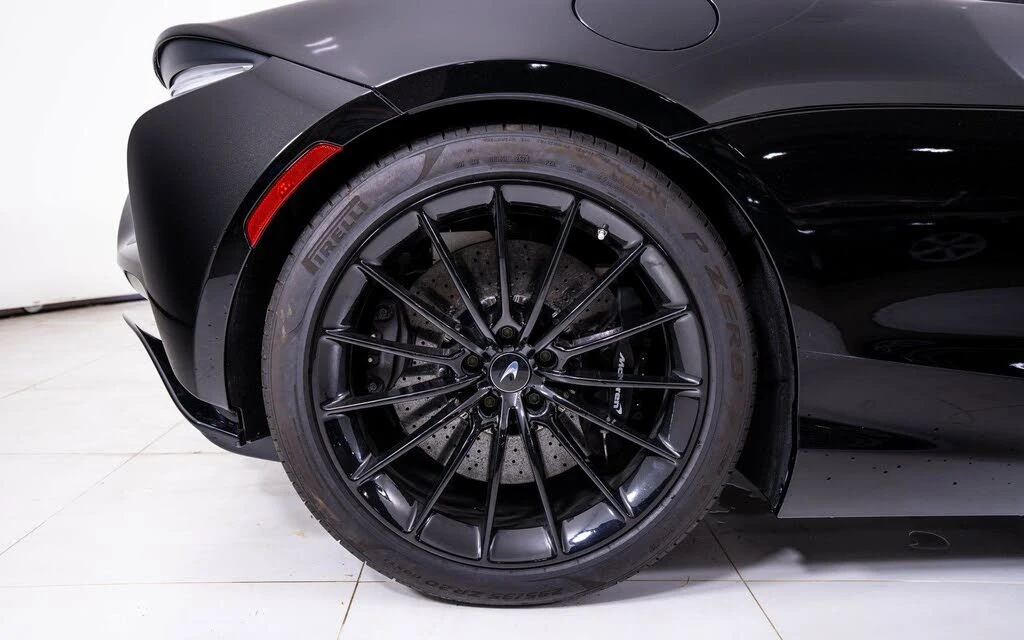 2025 McLaren Artura Spider - Image 16 of 22