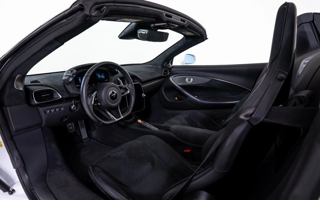 2025 McLaren Artura Spider - Image 18 of 22